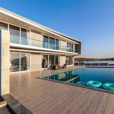 Stayvista'S Bellisimo Panorama - Lakeside Oasis With Infinity Pool, Modern Interiors, Open-To-Sky Bathtub, And Lush Green Lawn Nášik Exteriér fotografie