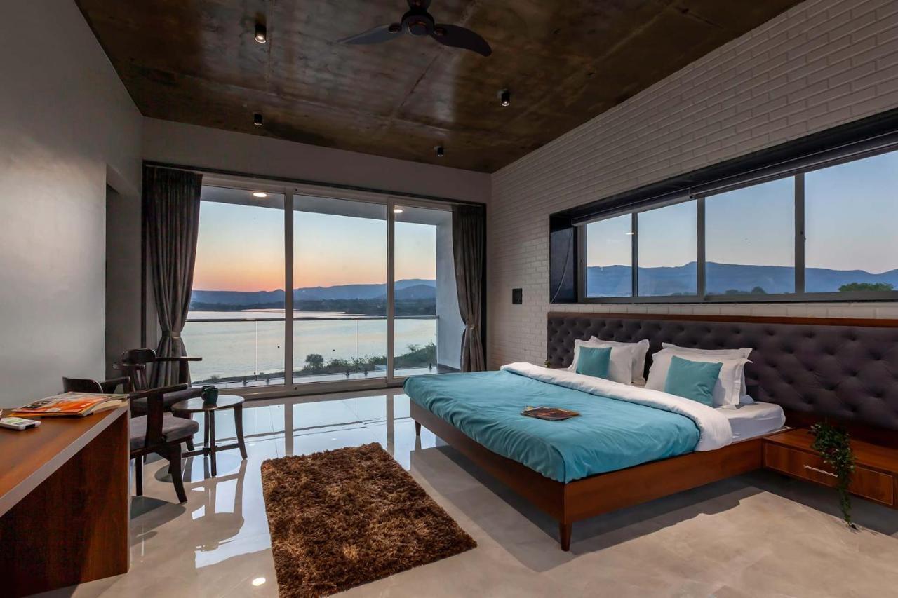Stayvista'S Bellisimo Panorama - Lakeside Oasis With Infinity Pool, Modern Interiors, Open-To-Sky Bathtub, And Lush Green Lawn Nášik Exteriér fotografie